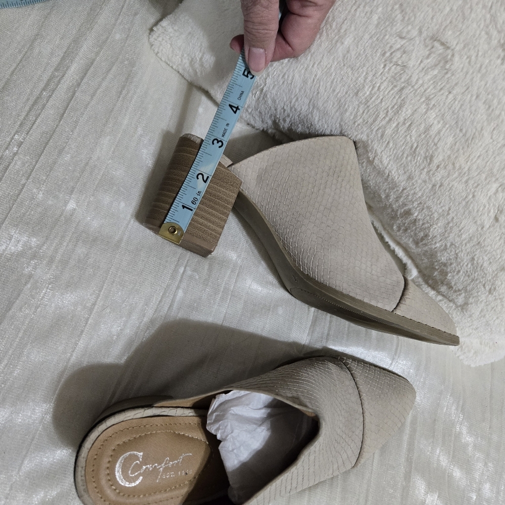 Women's Beige Block Heel Mules By Comfort  Size 7 Lightly Worn. - Picture 3 of 5